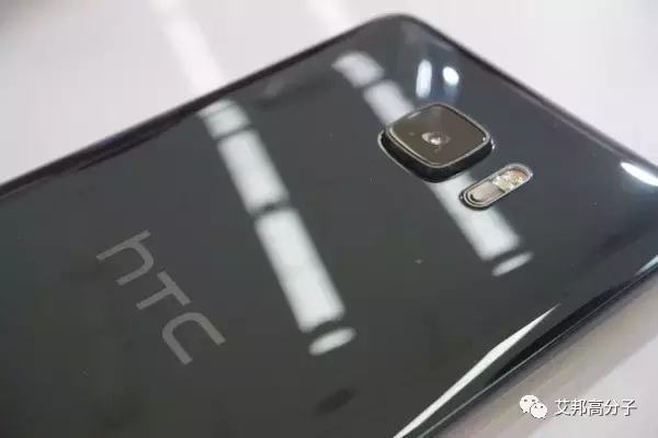HTC公布17年第一款三d夹层玻璃机壳旗舰手机