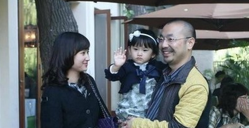 48岁刘仪伟，娶妻子似男人，老来得子，家中地位令曹颖落泪