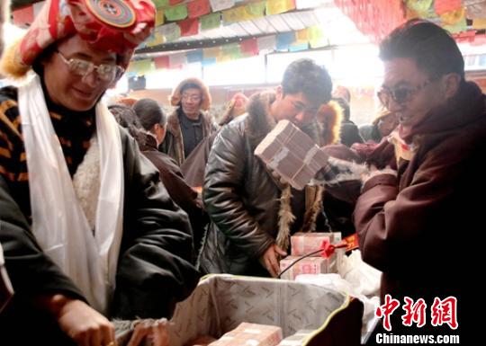 四川石渠牧业合作社现场分红 带动藏区民众增收致富