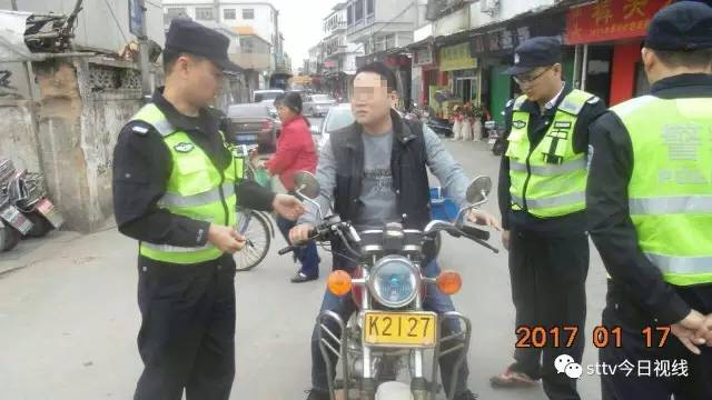 汕头一男子因摩托车被扣，辱骂交警还拍视频！结果悲剧了……