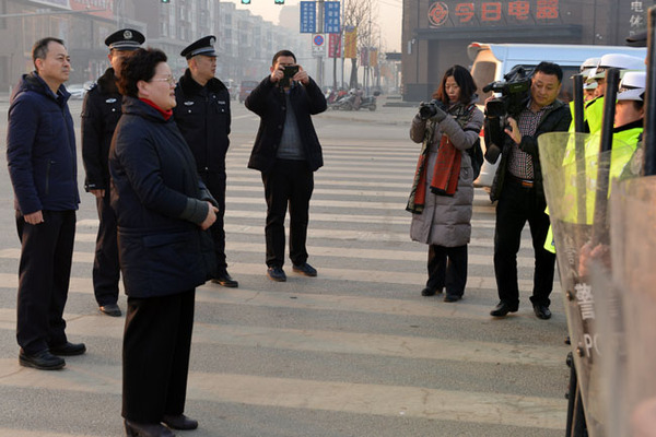 县长张颖波春节前走访慰问一线交、巡特执勤民警