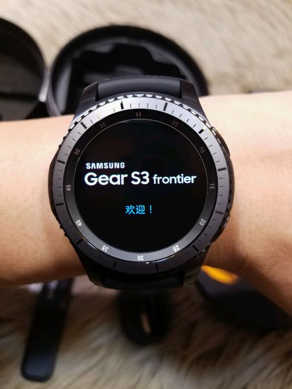 发生爆炸中再生  三星Gear S3腕表拆箱