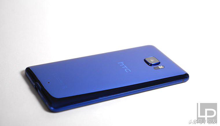 HTC U Ultra宝石蓝实机拆箱图赏