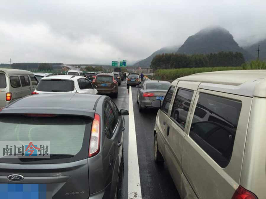 三柳高速开通车辆排队赶“首发” 记者驾车全程体验