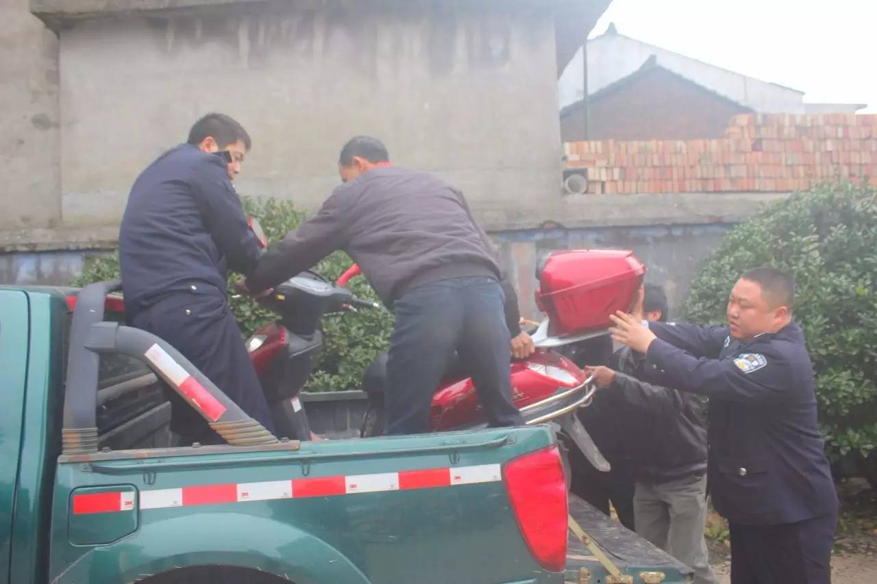 衡山县公安局东湖派出所举行公开退赃大会，24台被盗摩托车发还给失主