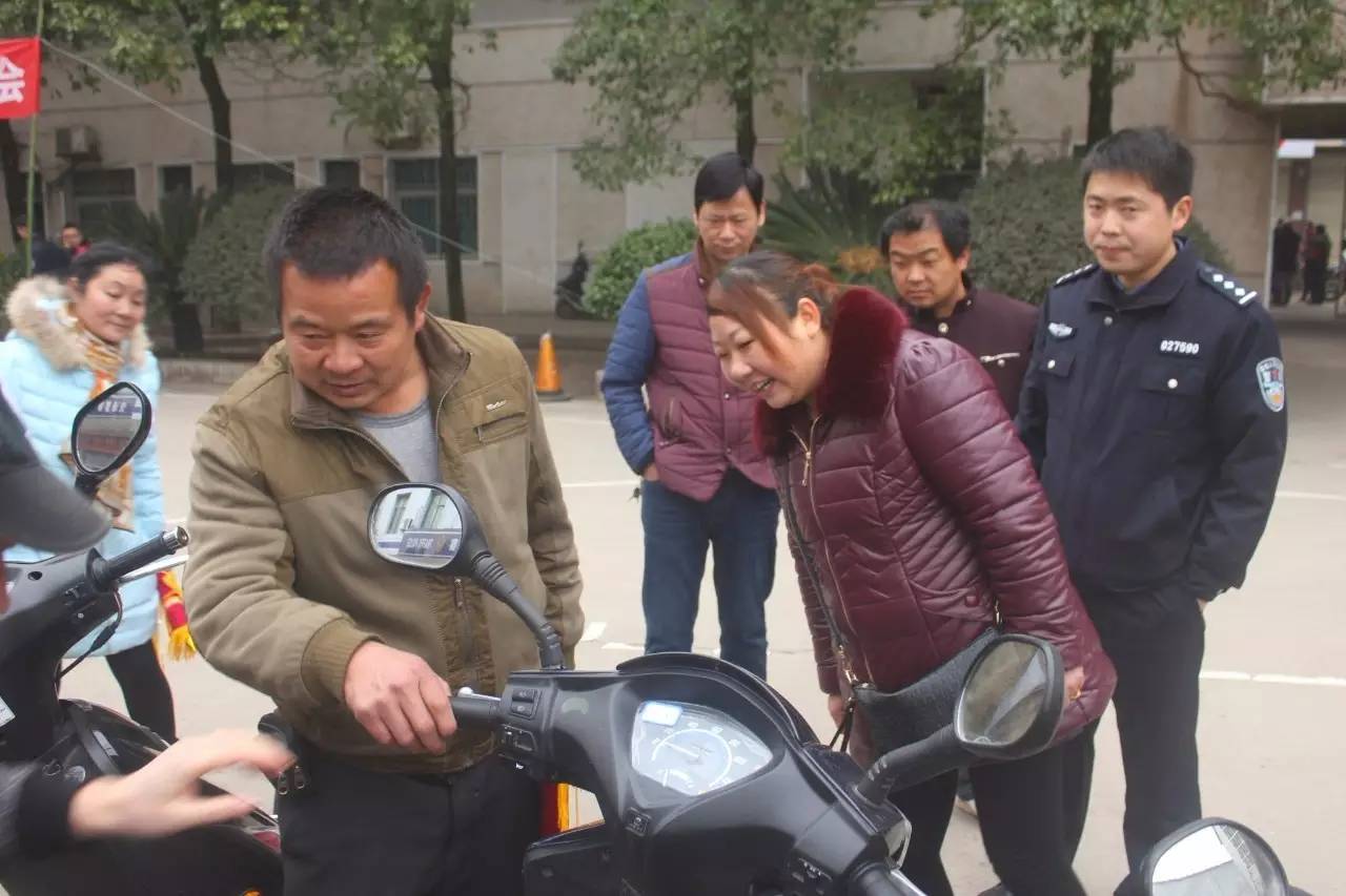 衡山县公安局东湖派出所举行公开退赃大会，24台被盗摩托车发还给失主