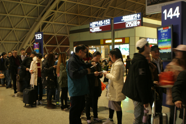 成都机场迎来返程客流高峰 今天预计7万人出港