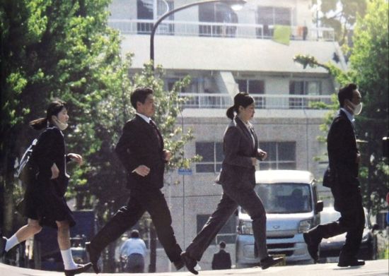 日本未来女天皇上学，快迟到领着众保镖一起狂跑