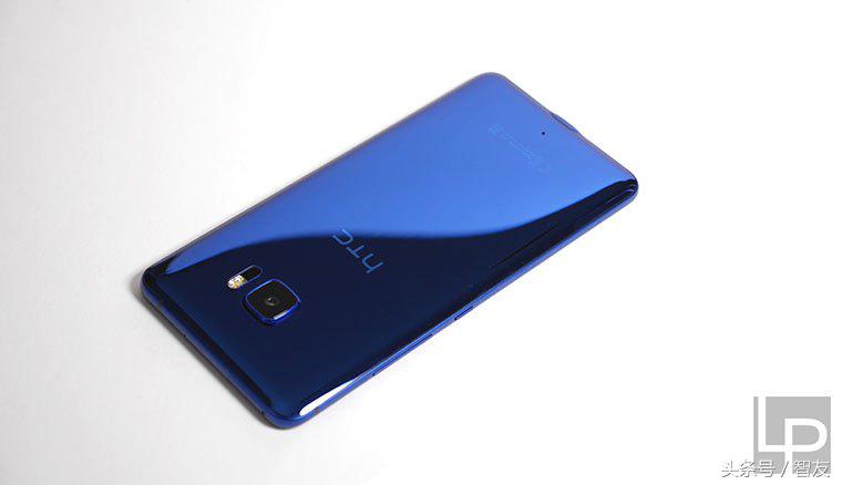 HTC U Ultra宝石蓝实机拆箱图赏