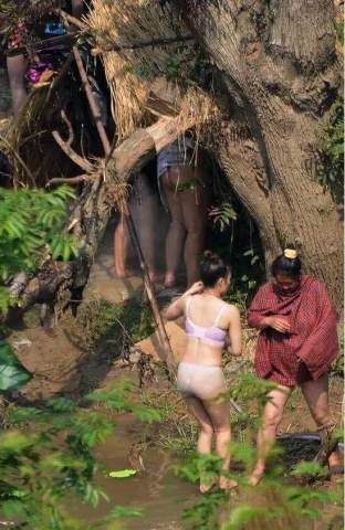 美女骑马进山，在森林里发现了一个部落的人们在沐浴