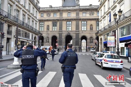 卢浮宫袭击者遭士兵击中 警方称其携带背包和砍刀