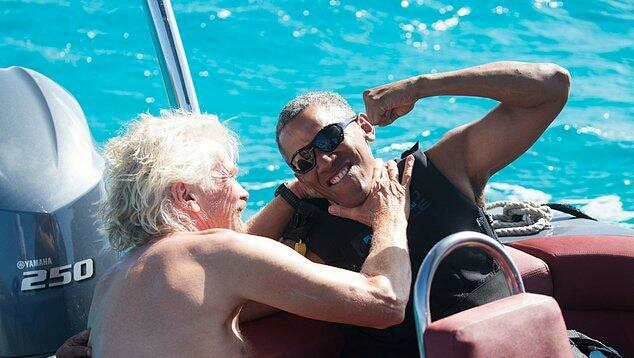 卸任后的奥巴马生活好滋润，与富豪朋友冲浪神态轻松