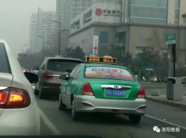 甜蜜!洛阳一小伙租下市区4380辆出租车顶屏打广告求婚