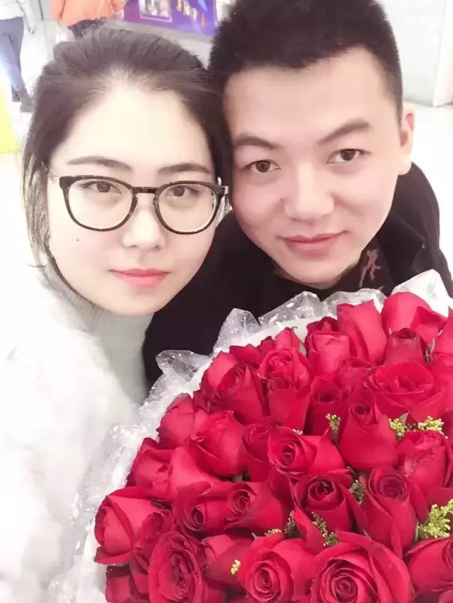 甜蜜!洛阳一小伙租下市区4380辆出租车顶屏打广告求婚