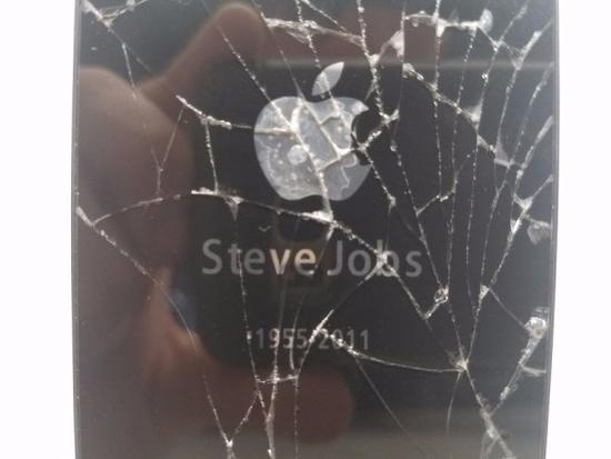 为纪念史蒂夫乔布斯iPhone生产制造了56部iPhone 4s，市场价103万