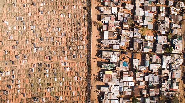 趣看｜爱与恨的边缘：摄影师航拍南非贫富交汇处