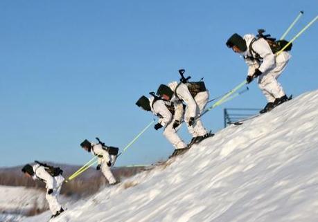 黑龙江边防官兵滑雪射击动真格 艰苦条件训练有助于打胜仗
