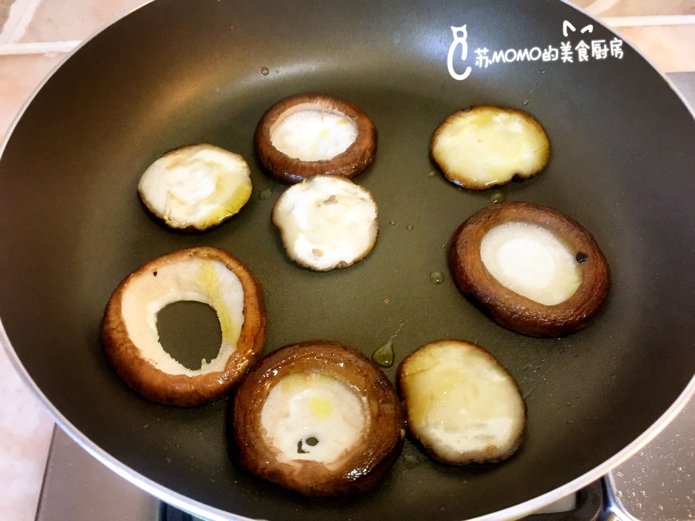 A hamburger, confuse fort of your Xianggu mushroom