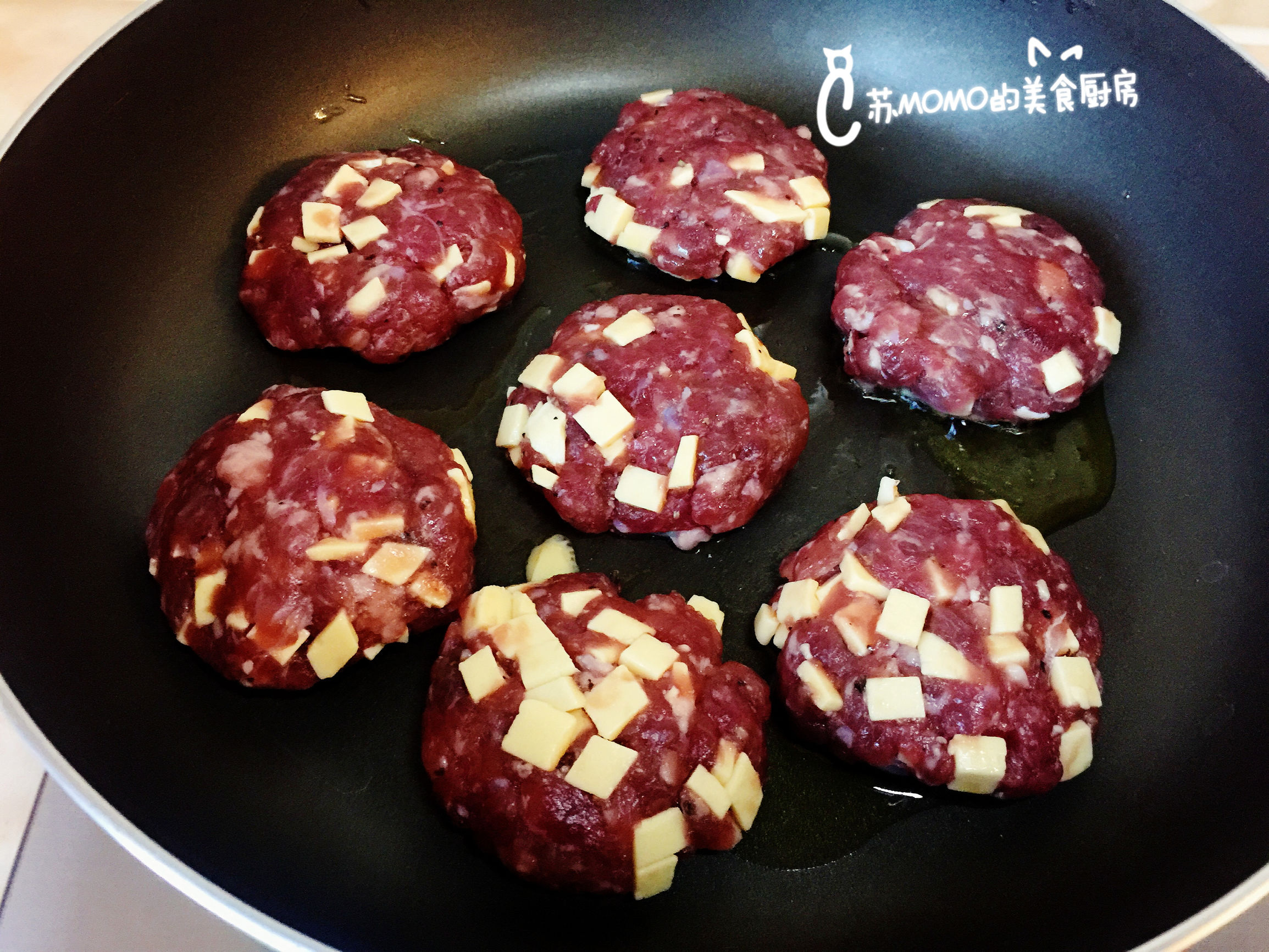 A hamburger, confuse fort of your Xianggu mushroom