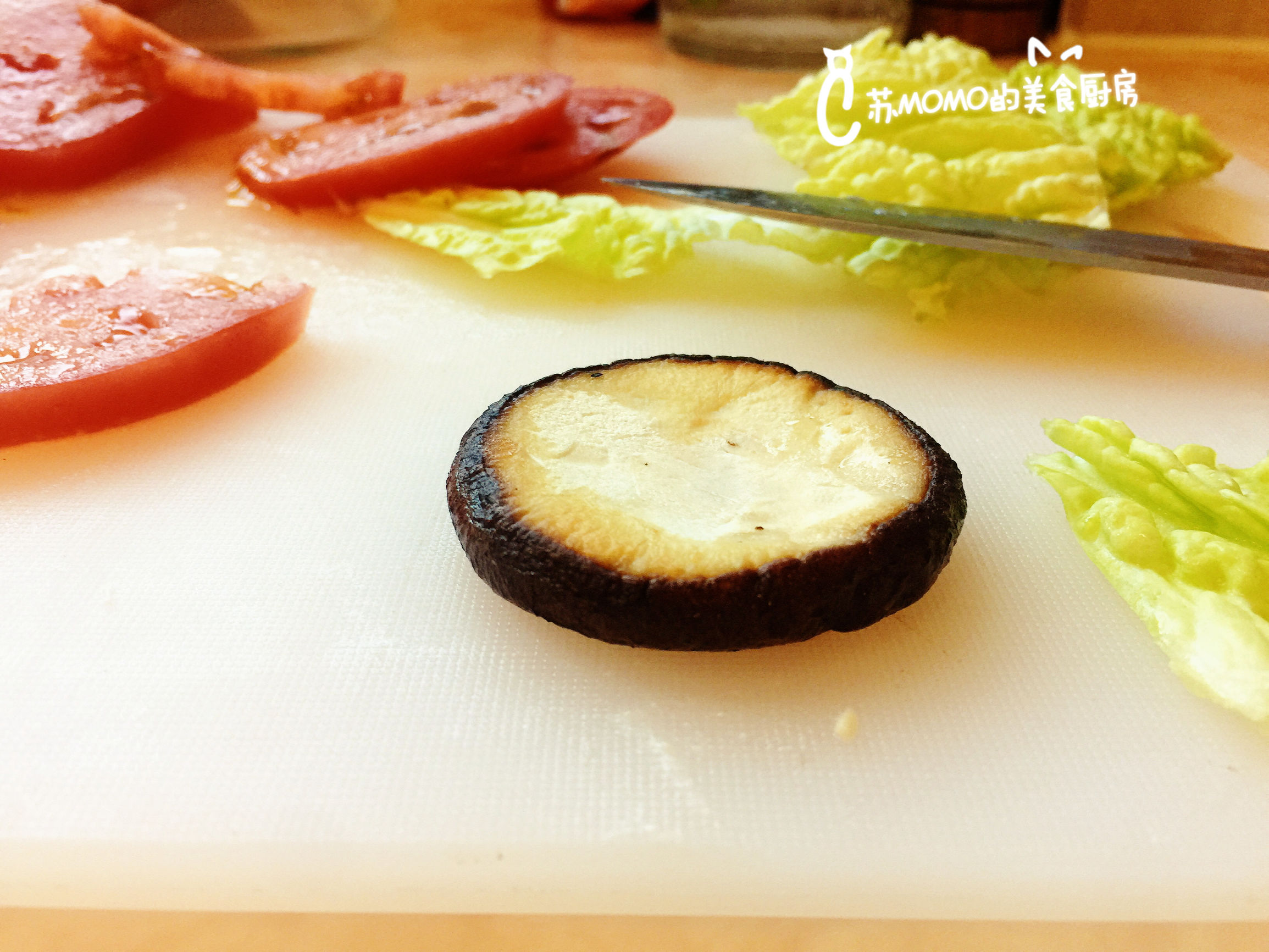 A hamburger, confuse fort of your Xianggu mushroom