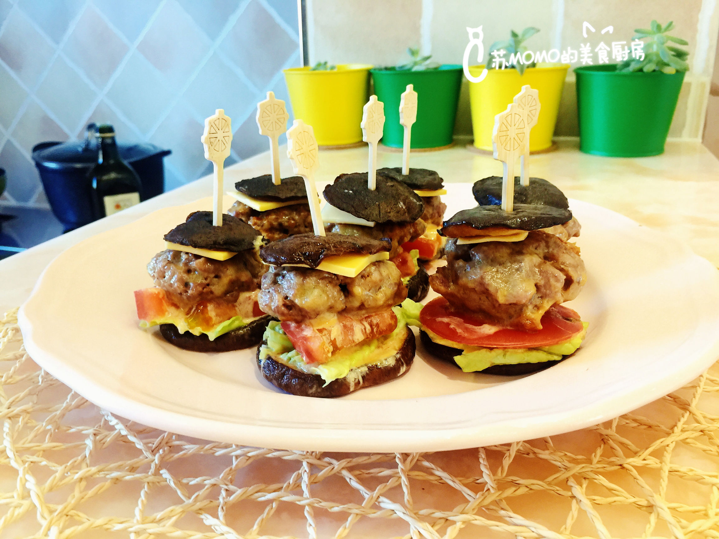 A hamburger, confuse fort of your Xianggu mushroom