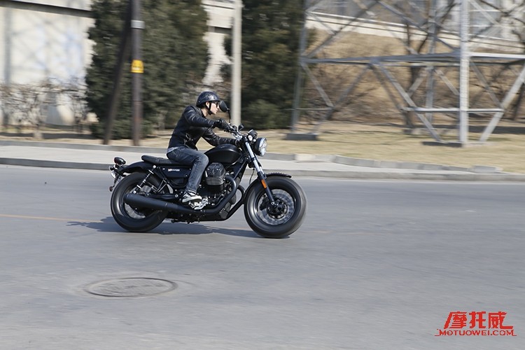 复古时尚 MOTO GUZZI V9 Bobber 试架