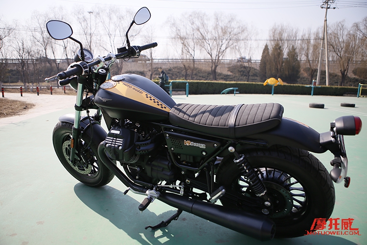 复古时尚 MOTO GUZZI V9 Bobber 试架