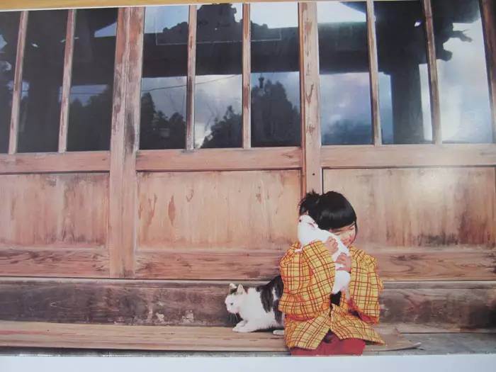 日本摄影师花1年为农村小女孩拍了写真，抚平了国难地震之后日本人的心理创伤！