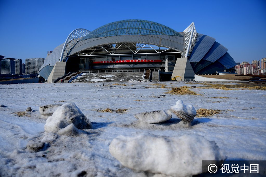 中超足球什么时候开哨(2017中超:辽宁开新主场冰雪融化 工人施工静待开哨)