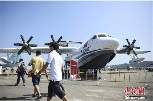 大型两栖救援飞机，一次可以装12吨水