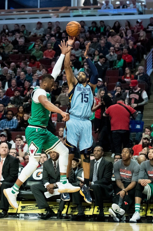 nba公牛队球服为什么是绿色(差点被隆多这身绿给骗了 话说公牛今天这球衣是什么鬼？)