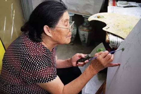励志！桂林老太41岁开始学摄影，转眼已坚持了64年！