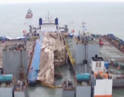 韩国“世越”号打捞：“钢梁托底” 维持沉船下沉原始状态