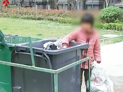 12岁女孩不上学捡垃圾，吃垃圾桶剩菜！父母说她“智商低”，真相太气愤！