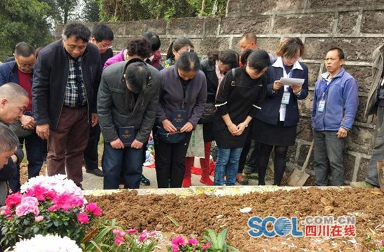成都市殡仪馆磨盘山公墓举行集体生态葬 参与人数较去年翻番