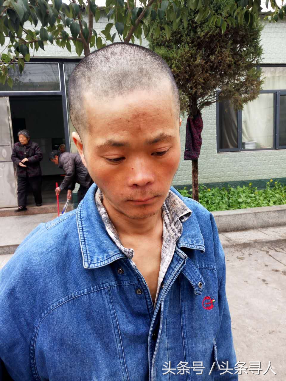 精神障碍男子在许昌被救助，急寻家属，穿棕色上衣