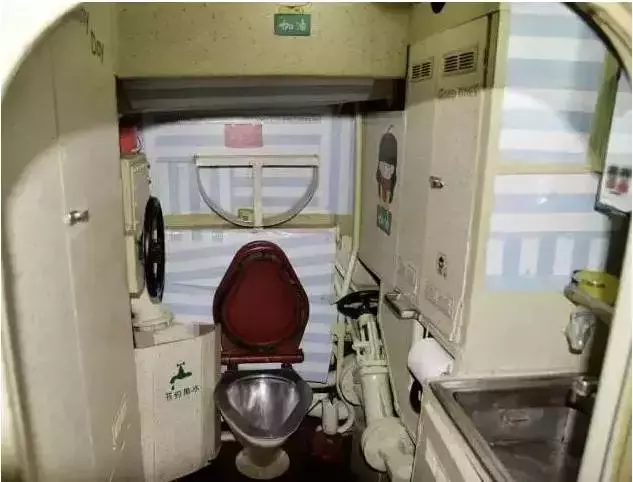 神秘有趣的潜艇生活：上个厕所，操作错误会被喷一身？