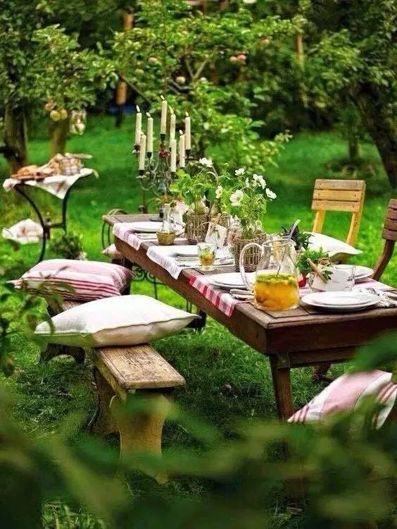 在院子里就餐，食色自然
