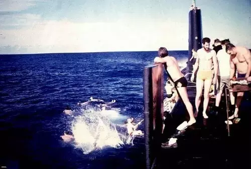 神秘有趣的潜艇生活：上个厕所，操作错误会被喷一身？
