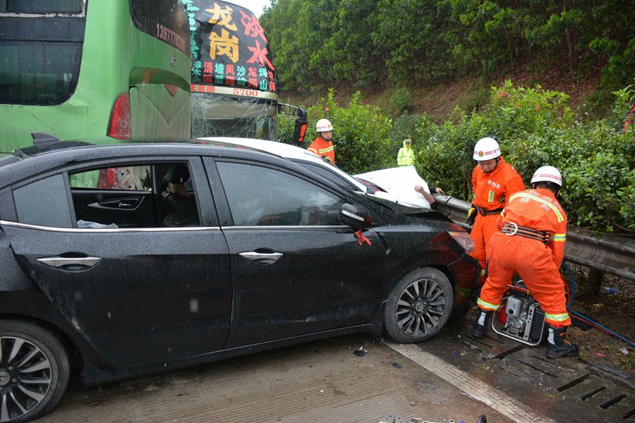 突发快讯：广昆高速岑溪境内多车追尾 致一死8伤