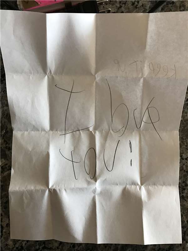 7岁女儿突然带给爸爸这张纸条，翻开摺了好几层后让人又惊又喜