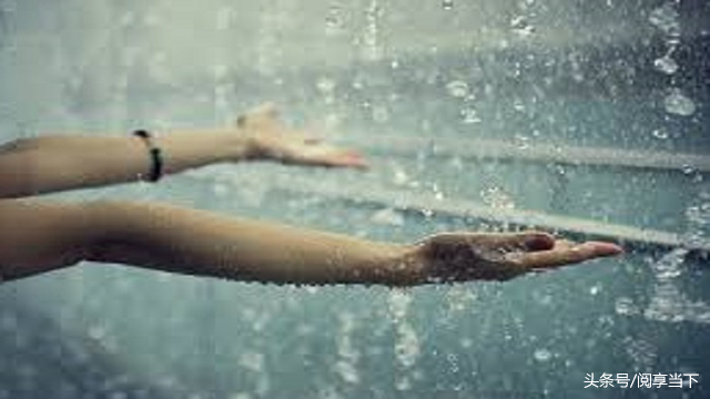 适合下雨天发的朋友圈 分享朋友圈下雨天心情图片