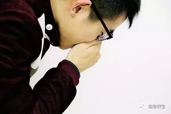 喷嚏千万不要憋着 憋个喷嚏相当于吃了30万个细菌