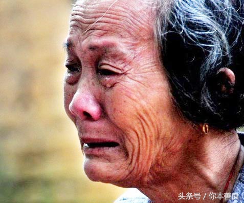 奶奶被兩個孫媳婦吃哭，小孫子怒批家人，棄家人帶著奶奶遠走高飛