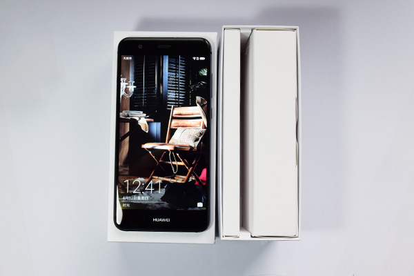麒麟658首次亮相、用长相压实产品卖点 华为公司nova青春版手机开箱