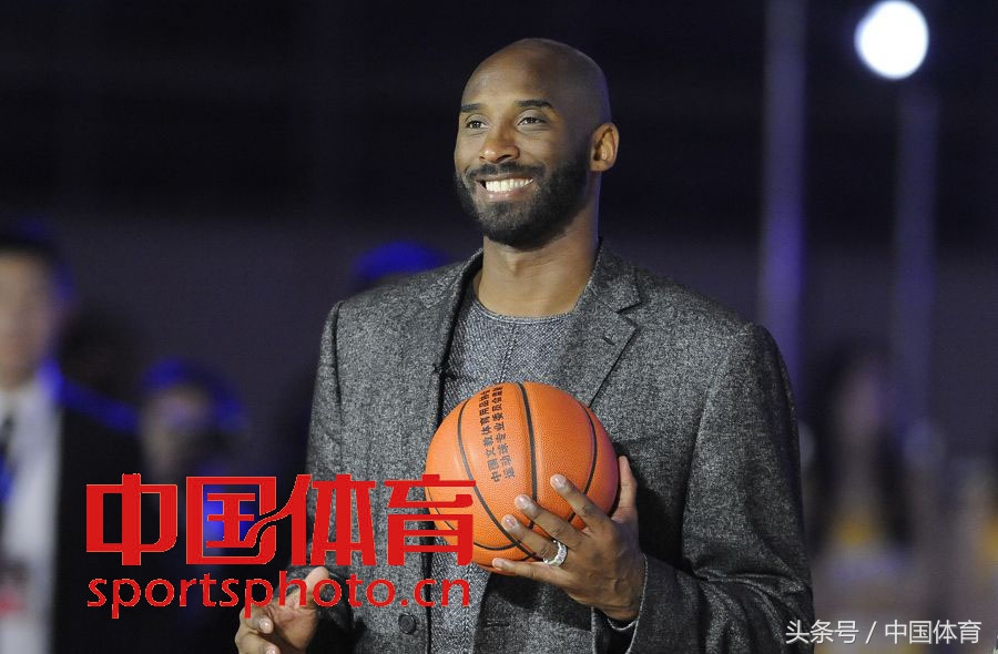 科比为什么退役nba(历史上的今天：NBA巨星科比正式退役)