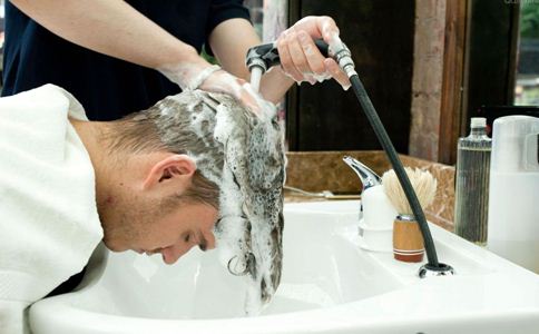 男人早上洗头好吗 洗头发的最佳时间