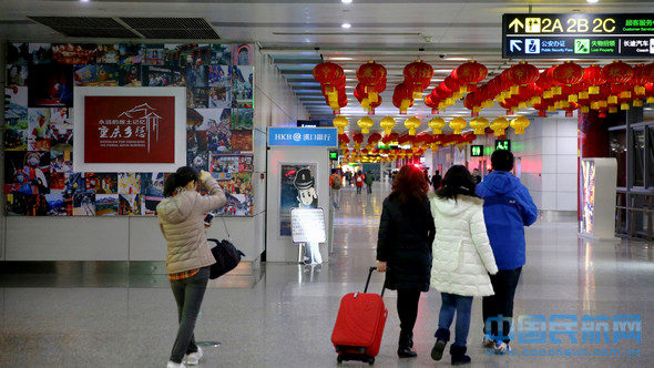 重庆机场：航站楼满溢浓浓“年味儿”