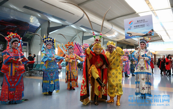 重庆机场：航站楼满溢浓浓“年味儿”