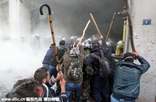 希腊农民抗议养老金改革计划 与警方激烈冲突